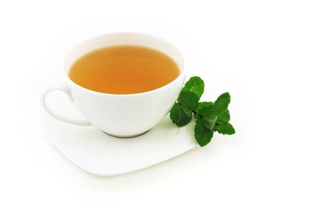 스트레스 해소 음식 : 따뜻한 차 한 잔을 마시는 것이 자신을 진정시키는 데 도움이 됩니다.