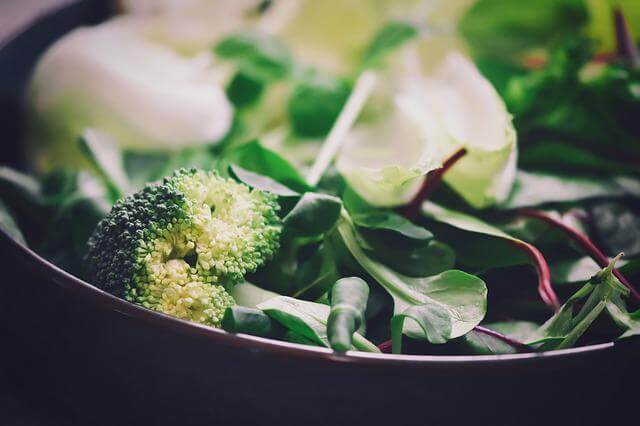엽산 이 풍부한 음식 : 브로콜리 같은 잎이 많은 녹색 채소